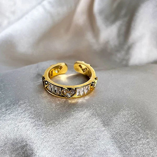 Gold-Heart-Baguette-Ring
